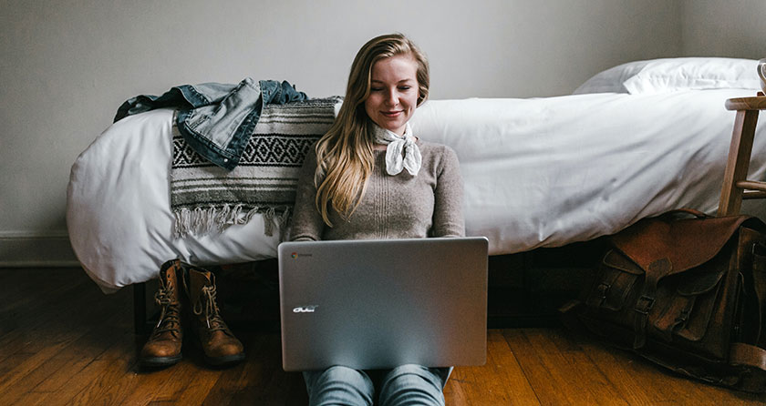 Junge Frau mit Laptop im Home Office