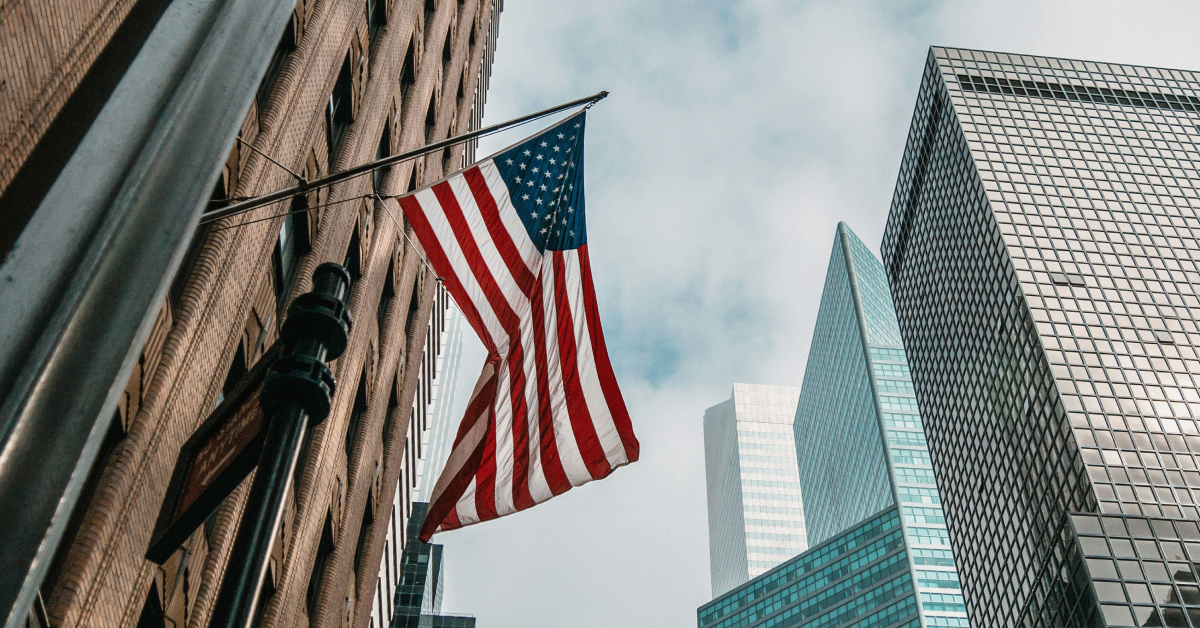 Was bei den Reisen in die USA zu beachten ist - wehende USA Fahne