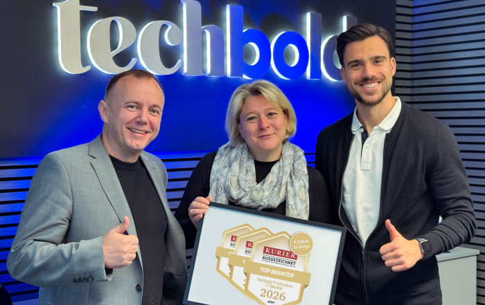 Foto vom techbold-Team, welches das KURIER Top-Berater-Gütesiegel 2026 präsentiert.