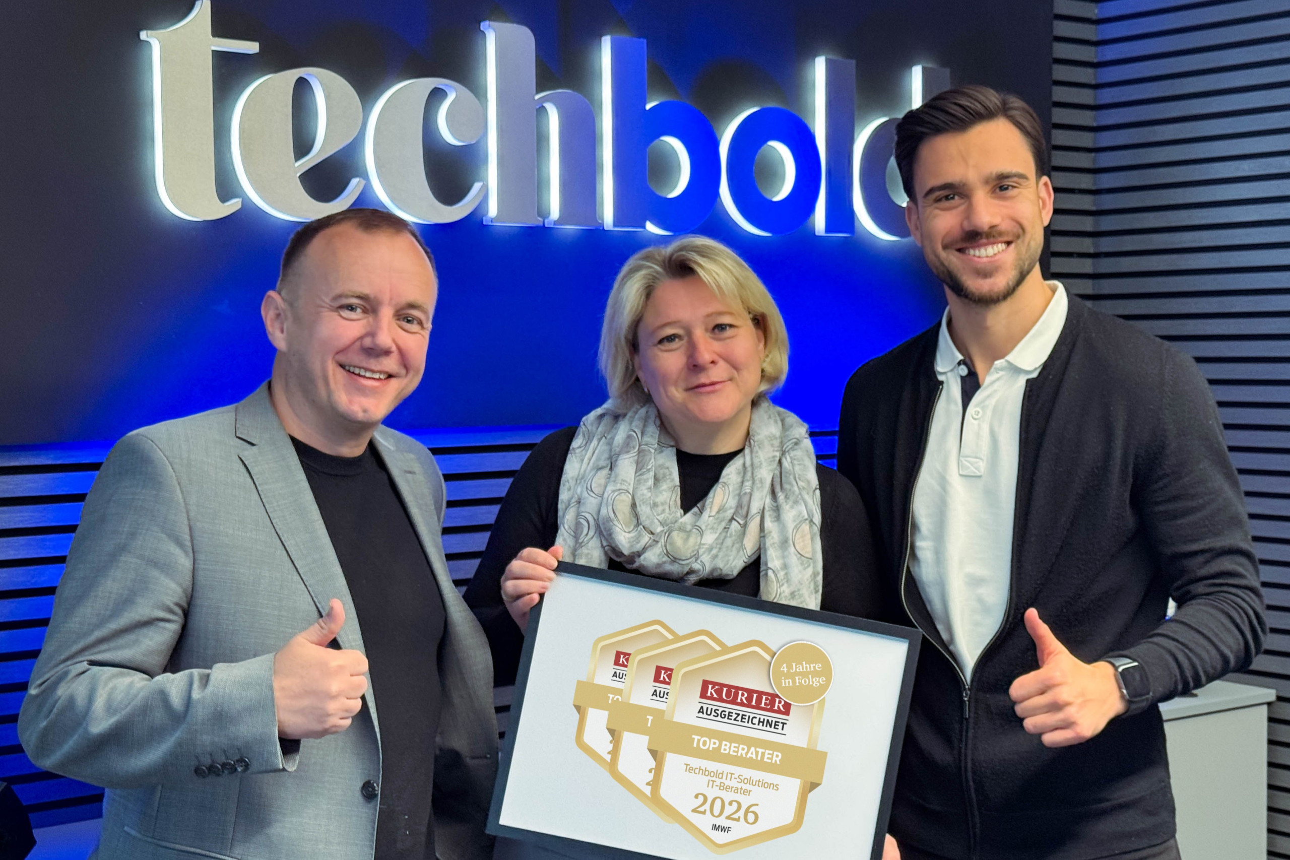Foto vom techbold-Team, welches das KURIER Top-Berater-Gütesiegel 2026 präsentiert.