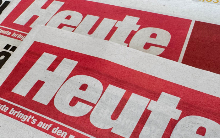Zwei Ausgaben der "Heute"-Zeitung übereinander liegend