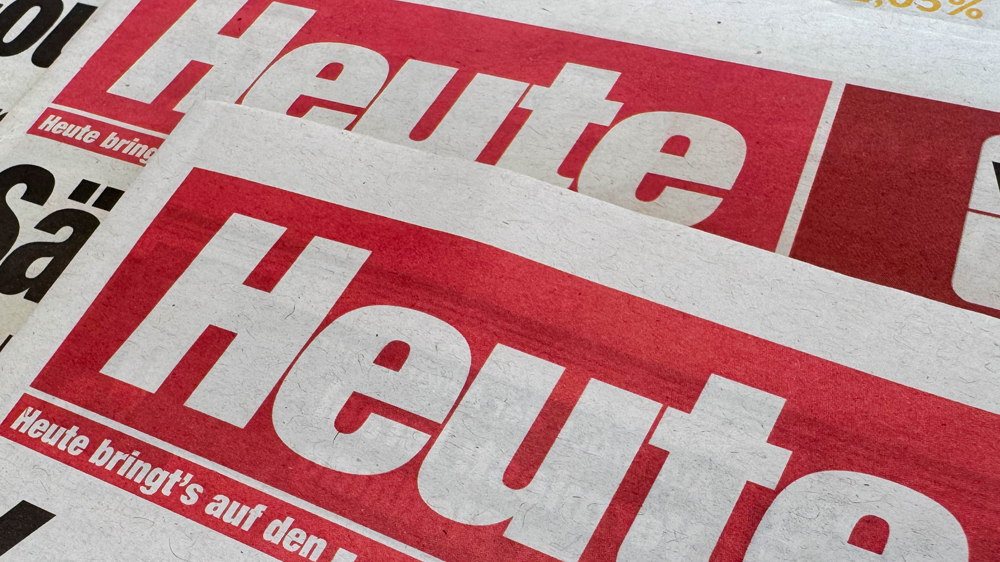 Zwei Ausgaben der "Heute"-Zeitung übereinander liegend